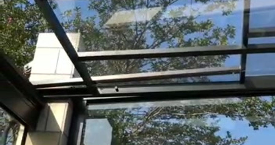 Cobertura retratil manual estrutura em aluminio preto com policarbonato compacto cristal